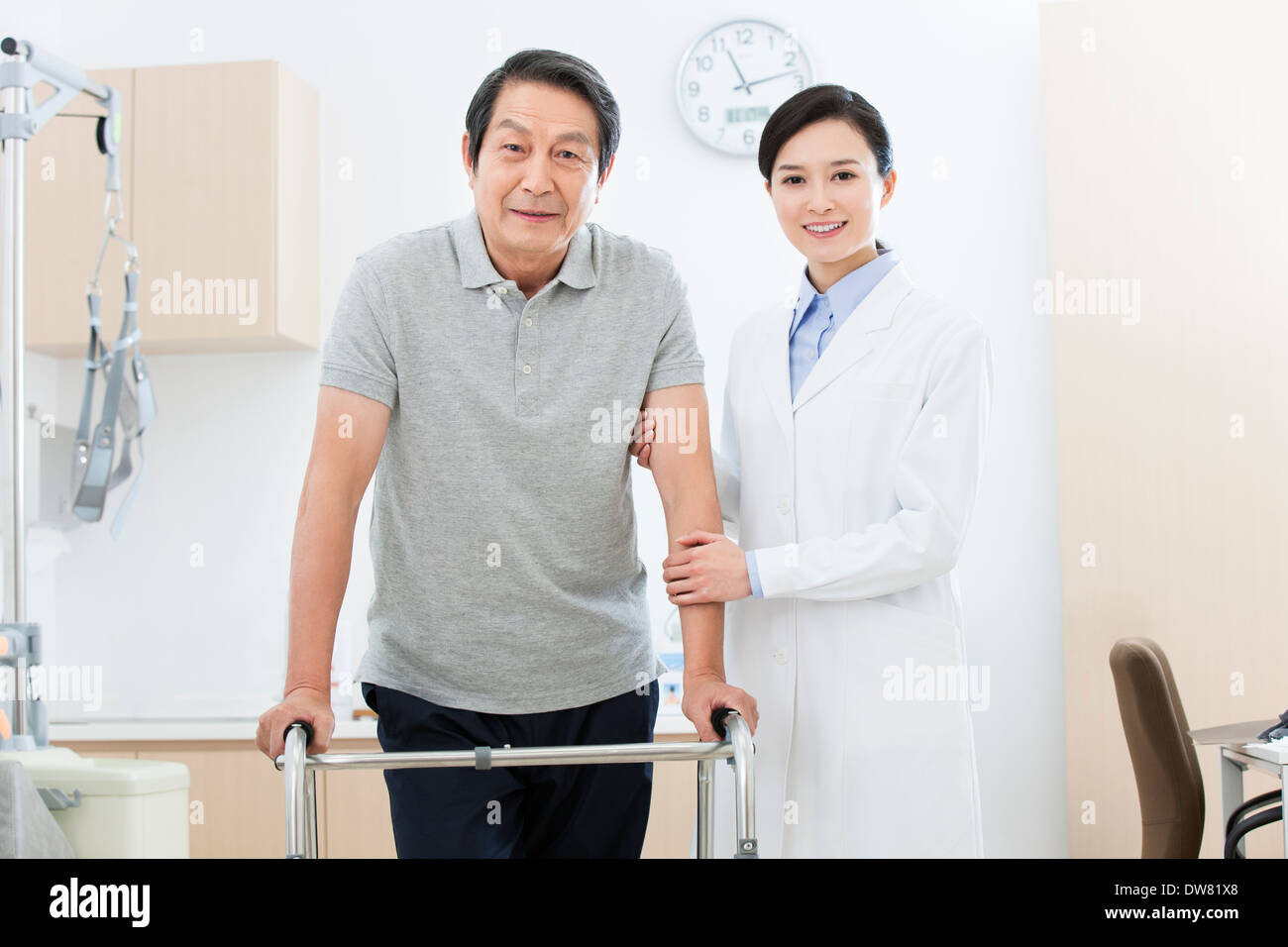 Doctor helping patient avec walker Banque D'Images