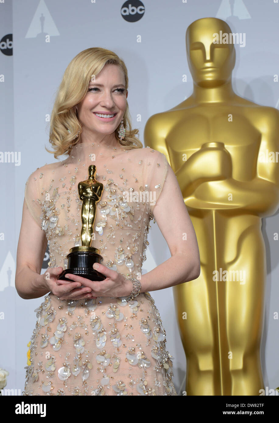 Los Angeles, USA. 2e Mar, 2014. L'actrice Cate Blanchett célèbre remportant la meilleure actrice dans un premier rôle award pour "Blue Jasmine" lors de l'oscar en le Dolby Theatre de Los Angeles, États-Unis, le 2 mars 2014. Crédit : Yang Lei/Xinhua/Alamy Live News Banque D'Images