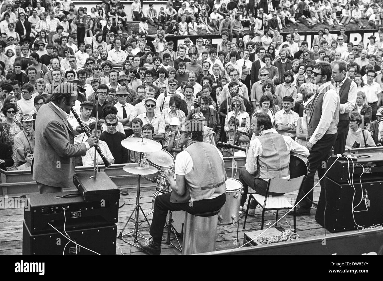 L'Acker Bilk jazz band effectuer après le Grand Prix de Grande-Bretagne 1970, tenue à Brands Hatch, près de Swanley à Kent, Angleterre, Royaume-Uni. Banque D'Images