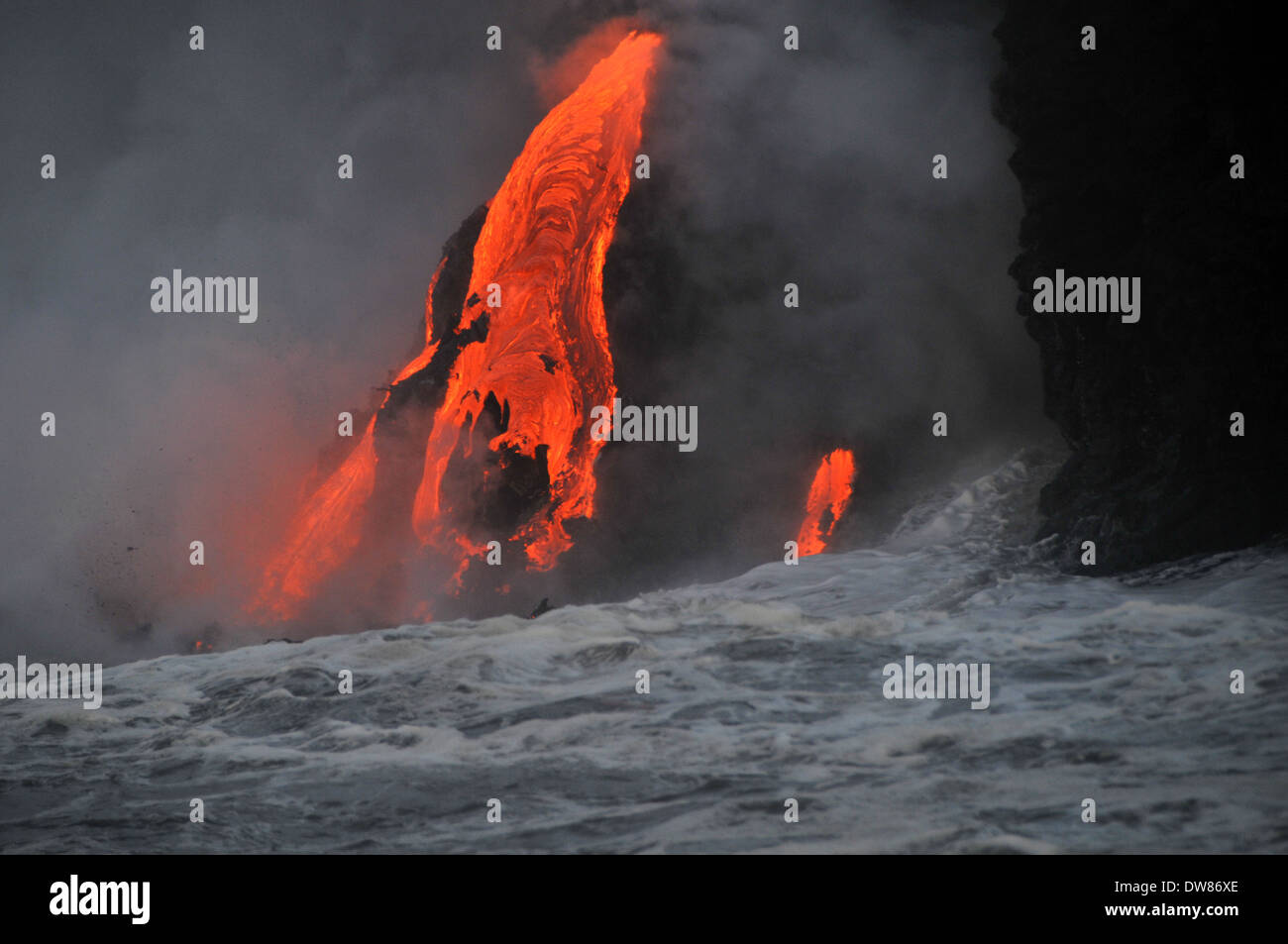 À partir de la lave Kilauea Volcano qui se jettent dans l'océan, Hawaii Volcanoes National Park, Big Island, Hawaii, USA Banque D'Images