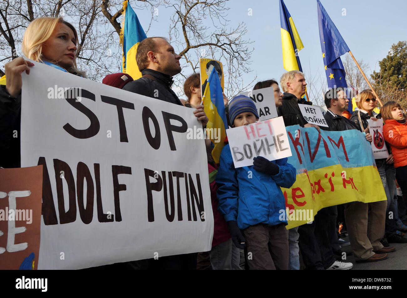 Prague, République tchèque. 2 mars, 2014. Les manifestants tiennent des pancartes avec des slogans comme "top Adolf Poutine' ou 'no War' au cours d'une manifestation contre une menace de l'intervention militaire russe en Ukraine, en face de l'ambassade russe à Prague, Dimanche, Mars 2, 2014. Photo : CTK Matej Riha/Photo/Alamy Live News Banque D'Images