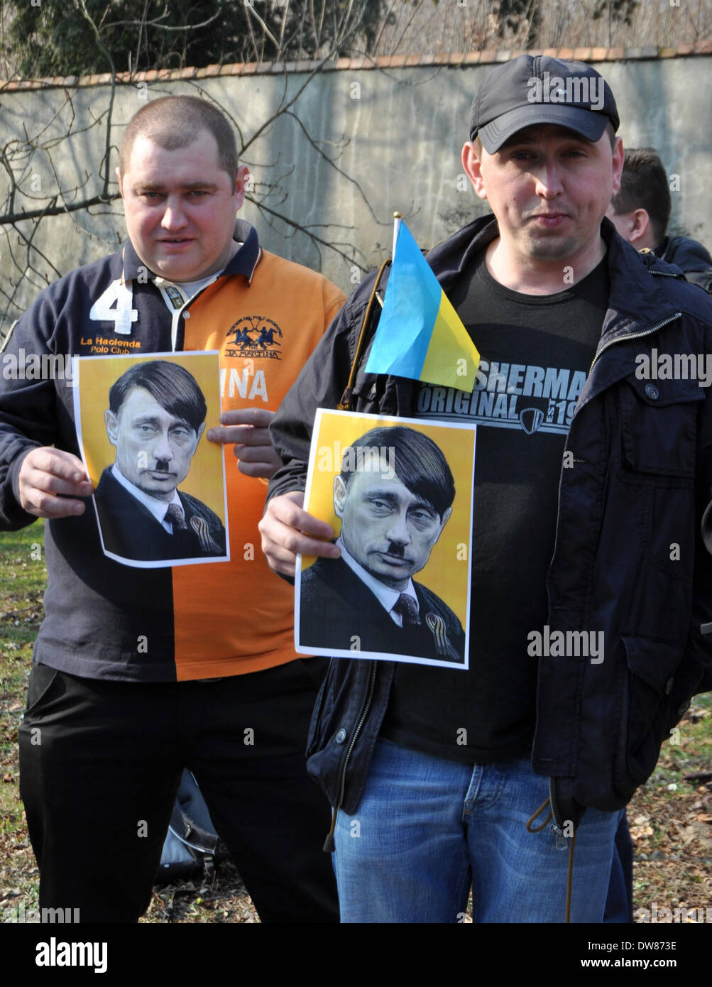 Prague, République tchèque. 2 mars, 2014. Les manifestants tiennent des pancartes avec les caricatures du président russe Vladimir Poutine au cours d'une manifestation contre une menace de l'intervention militaire russe en Ukraine, en face de l'ambassade russe à Prague, Dimanche, Mars 2, 2014. Photo : CTK Matej Riha/Photo/Alamy Live News Banque D'Images