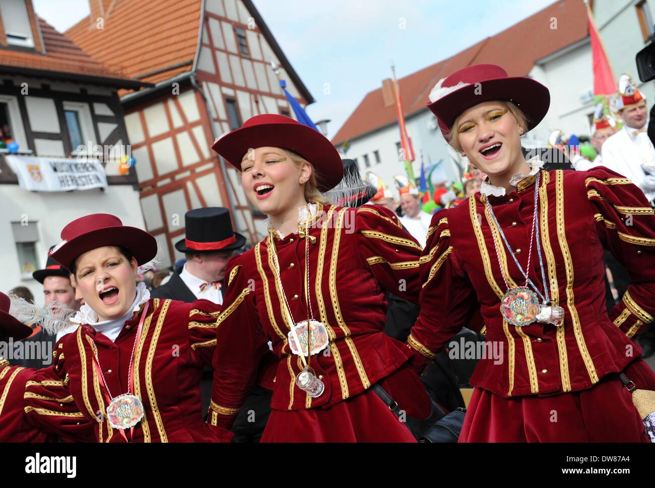 Herbstein, Allemagne. 06Th Mar, 2014. 'Garde' filles célébrer au défilé traditionnel dans pringerzug «' Herbstein, Allemagne, 03 mars 2014. Le défilé du carnaval est inspiré par une ancienne coutume du Tyrol et l'un des plus insolites de défilés lundi Rose de Hesse. Photo : Uwe Zucchi/dpa/Alamy Live News Banque D'Images