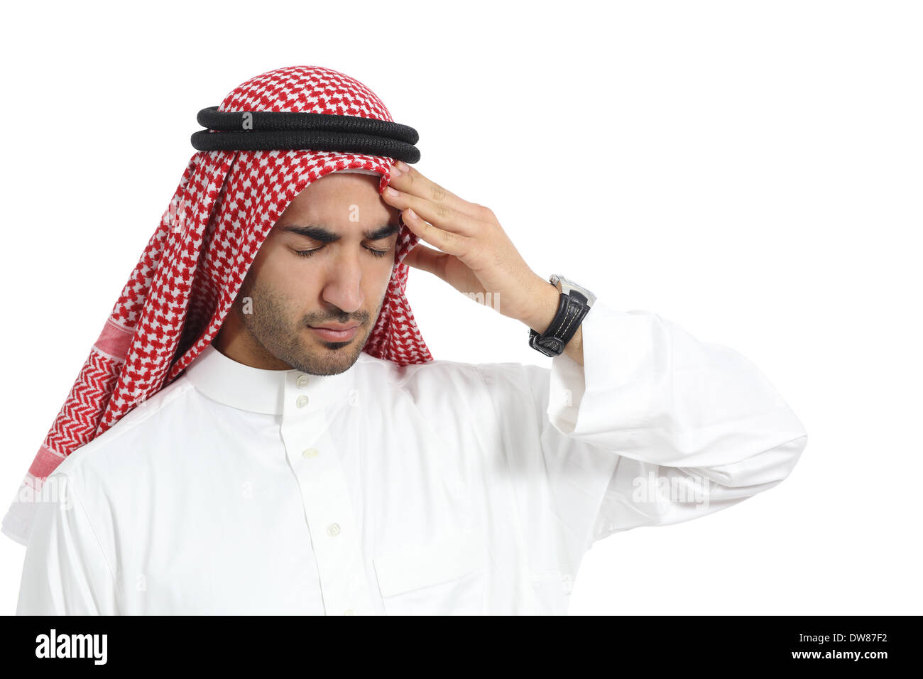 L'homme arabe arabie unis avec maux de tête isolé sur un fond blanc. Banque D'Images