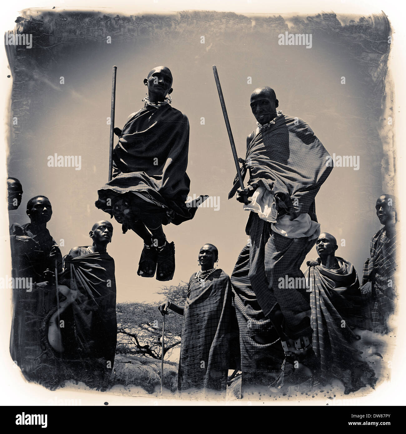 Un groupe d'hommes Massaï participant à la traditionnelle danse Adumu communément appelé Jumping danse exécutée dans une cérémonie de passage à l'âge adulte pour les jeunes guerriers dans la tribu Masaï dans la zone de conservation de Ngorongoro cratère dans la région des hautes terres de Tanzanie Afrique de l'Est Banque D'Images