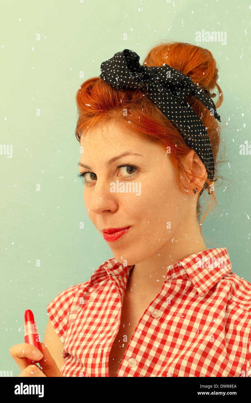 Pin-up girl Holding Lipstick Style Retro Imagery Banque D'Images