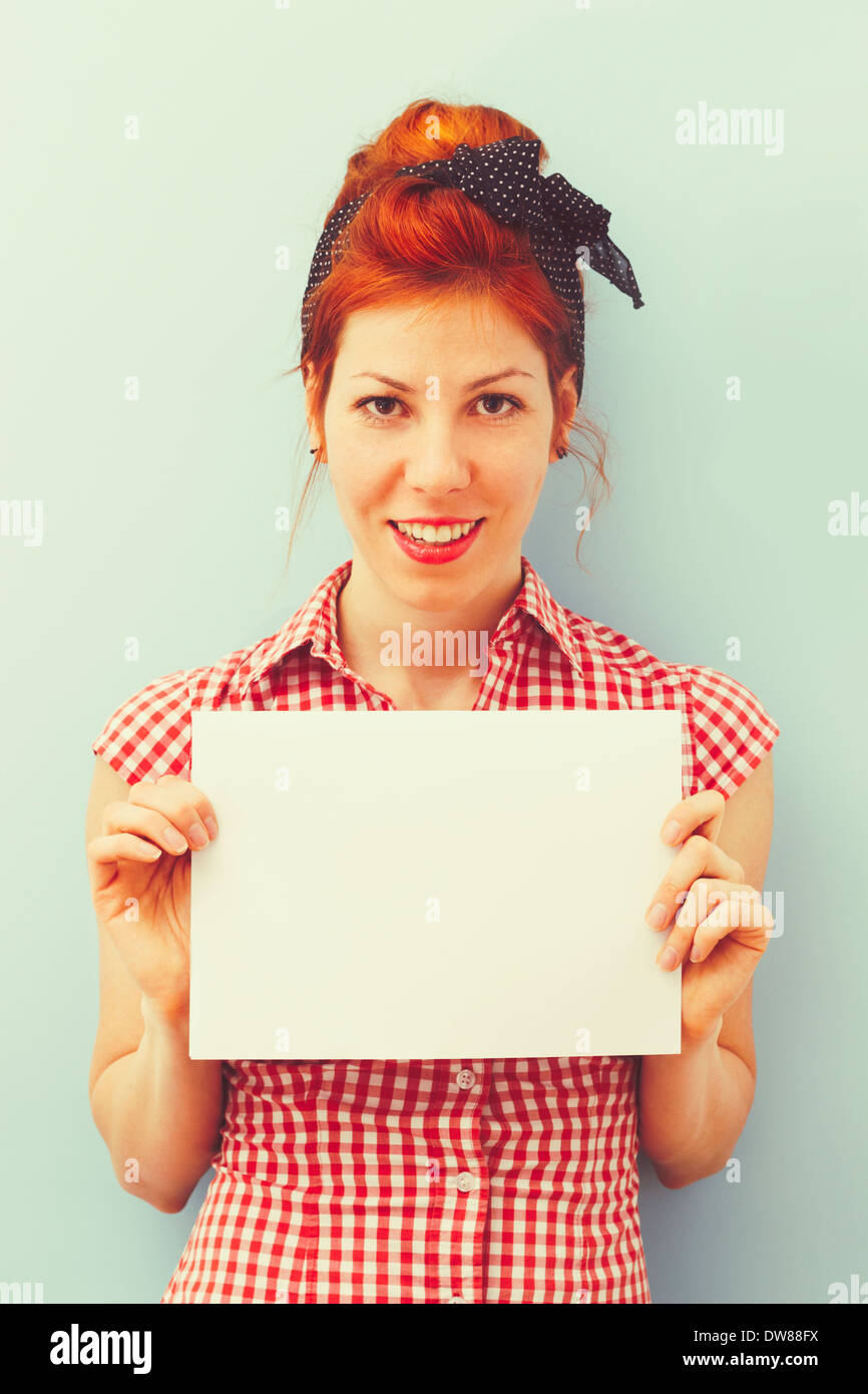 Pin-up girl holding carte vierge. L'imagerie de style rétro Banque D'Images