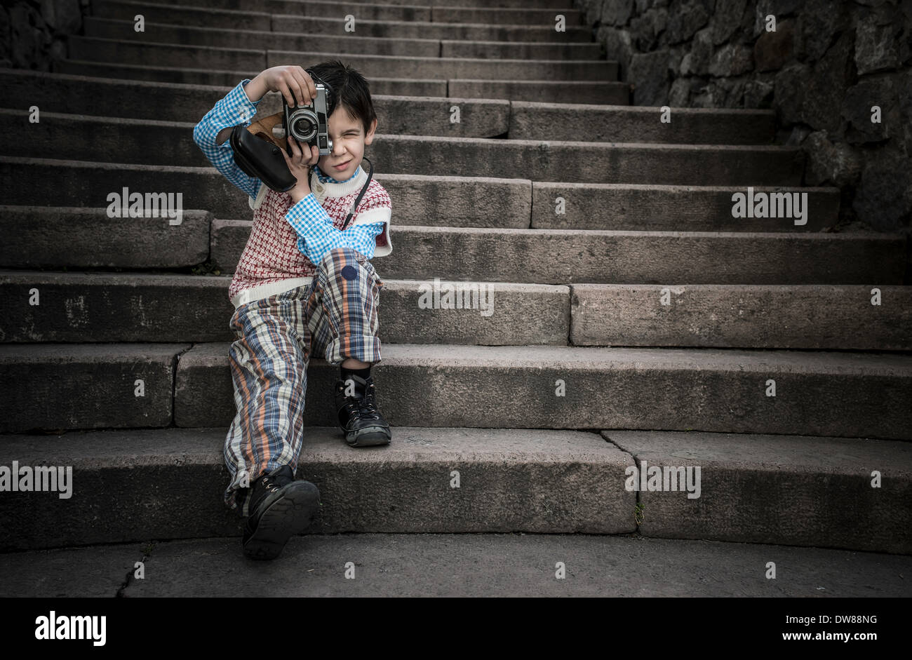 Avec l'enfant vintage appareil photo. Escaliers extérieurs Banque D'Images