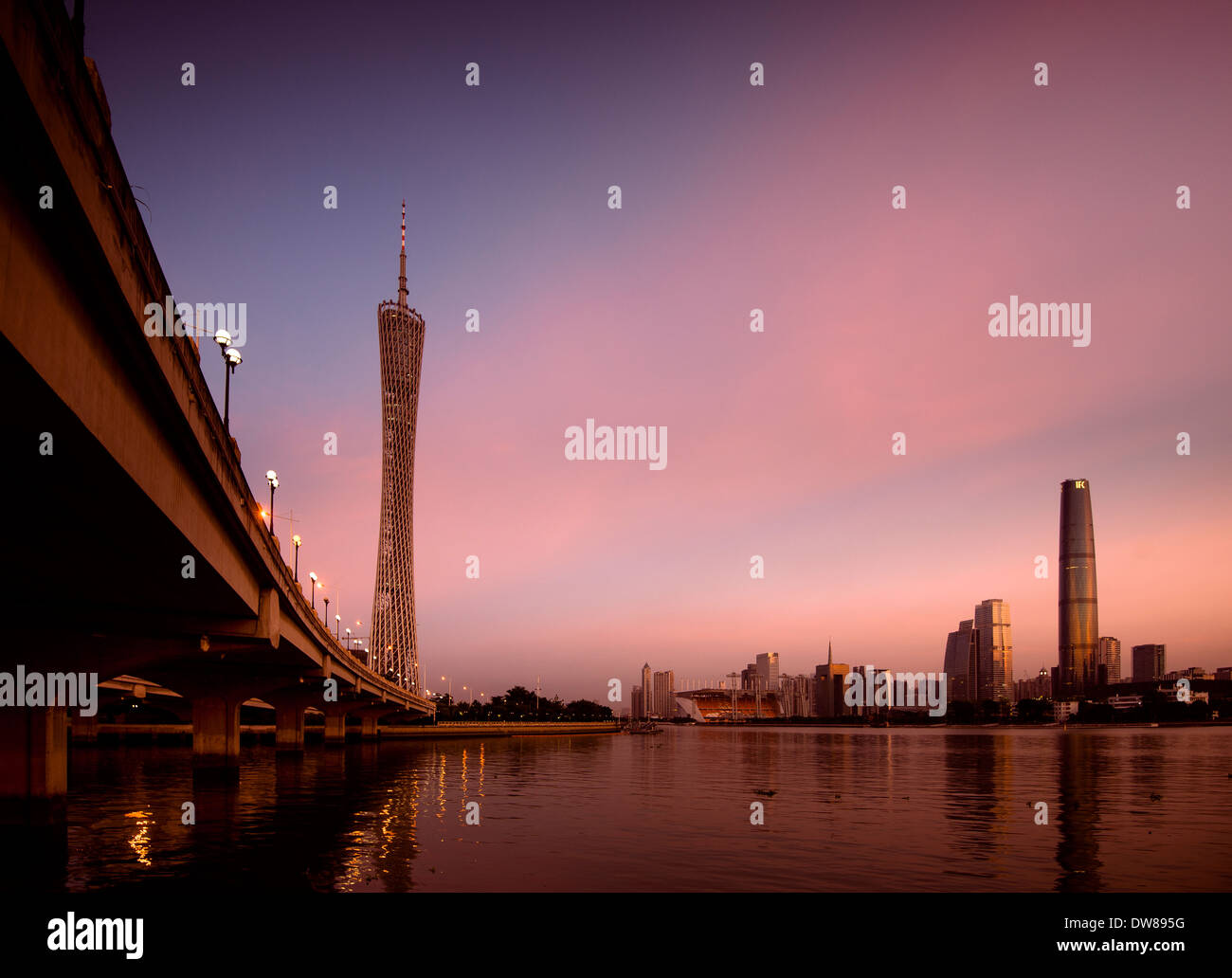 Coeur du à Guangzhou. Canton Tower sur la gauche est le célèbre monument de la ville, bâtiment de la SFI sur le côté droit. Banque D'Images