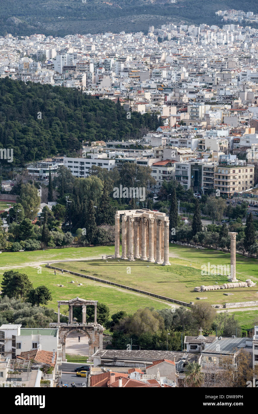 Sites anciens d'arche d'Hadrien et le Temple de Zeus Olympien vu contre la ville moderne d'Athènes, Grèce, Banque D'Images