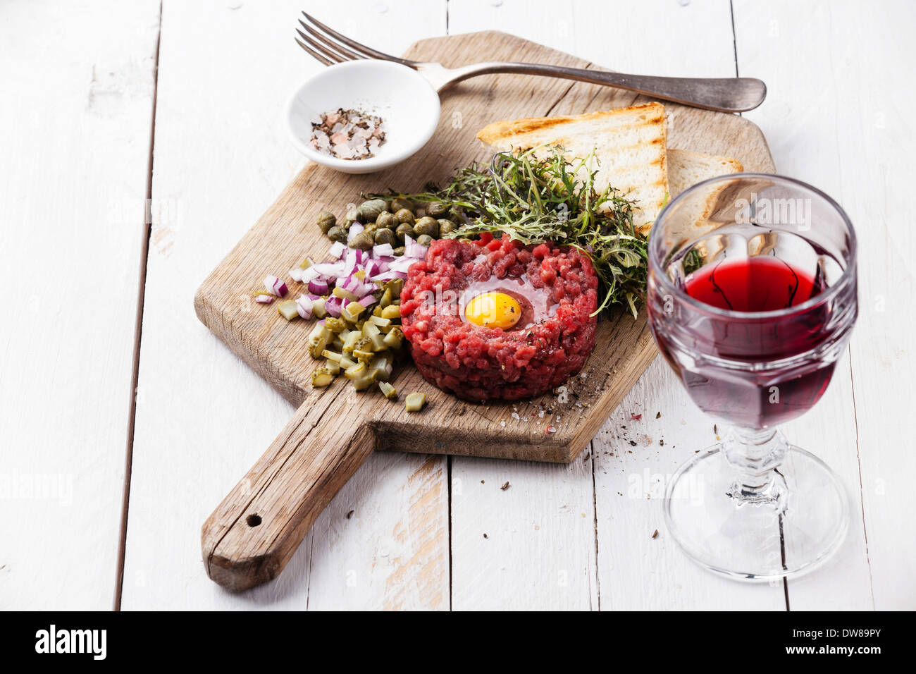 Tartare de boeuf aux câpres et l'oignon frais à bord avec du vin Banque D'Images