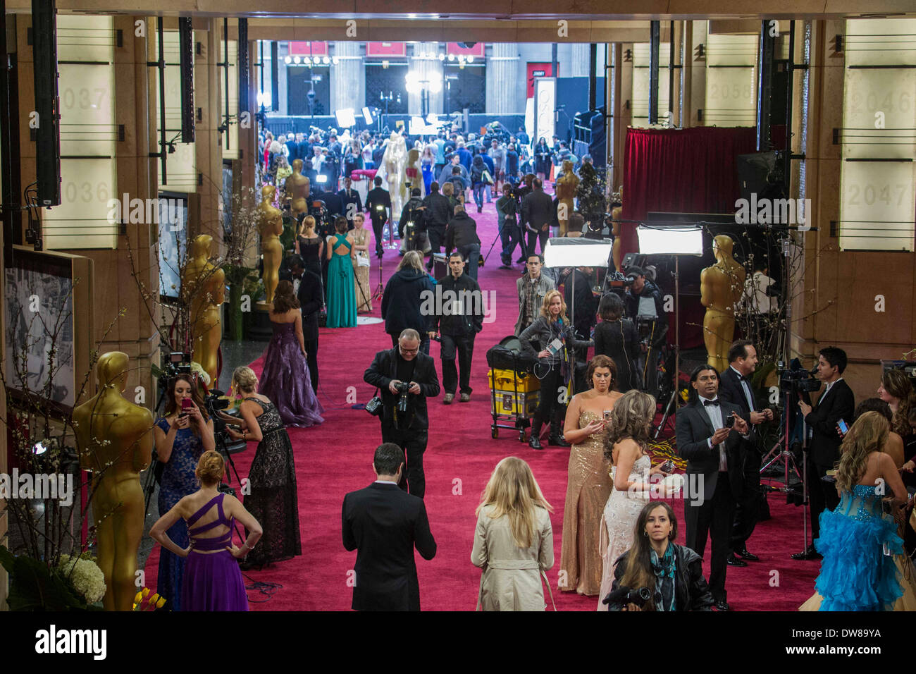 Los Angeles, CA, USA. 3 mars, 2014. Les membres des médias dans la foule le tapis rouge dans la zone d'arrivée avant que le théâtre Dolby 86e Academy Awards à Los Angeles, États-Unis, le 2 mars 2014. Source : Xinhua/Alamy Live News Banque D'Images
