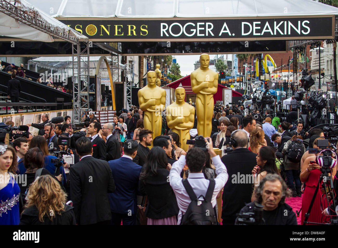 Los Angeles, CA, USA. 3 mars, 2014. Les membres des médias dans la foule le tapis rouge dans la zone d'arrivée avant que le théâtre Dolby 86e Academy Awards à Los Angeles, États-Unis, le 2 mars 2014. Source : Xinhua/Alamy Live News Banque D'Images