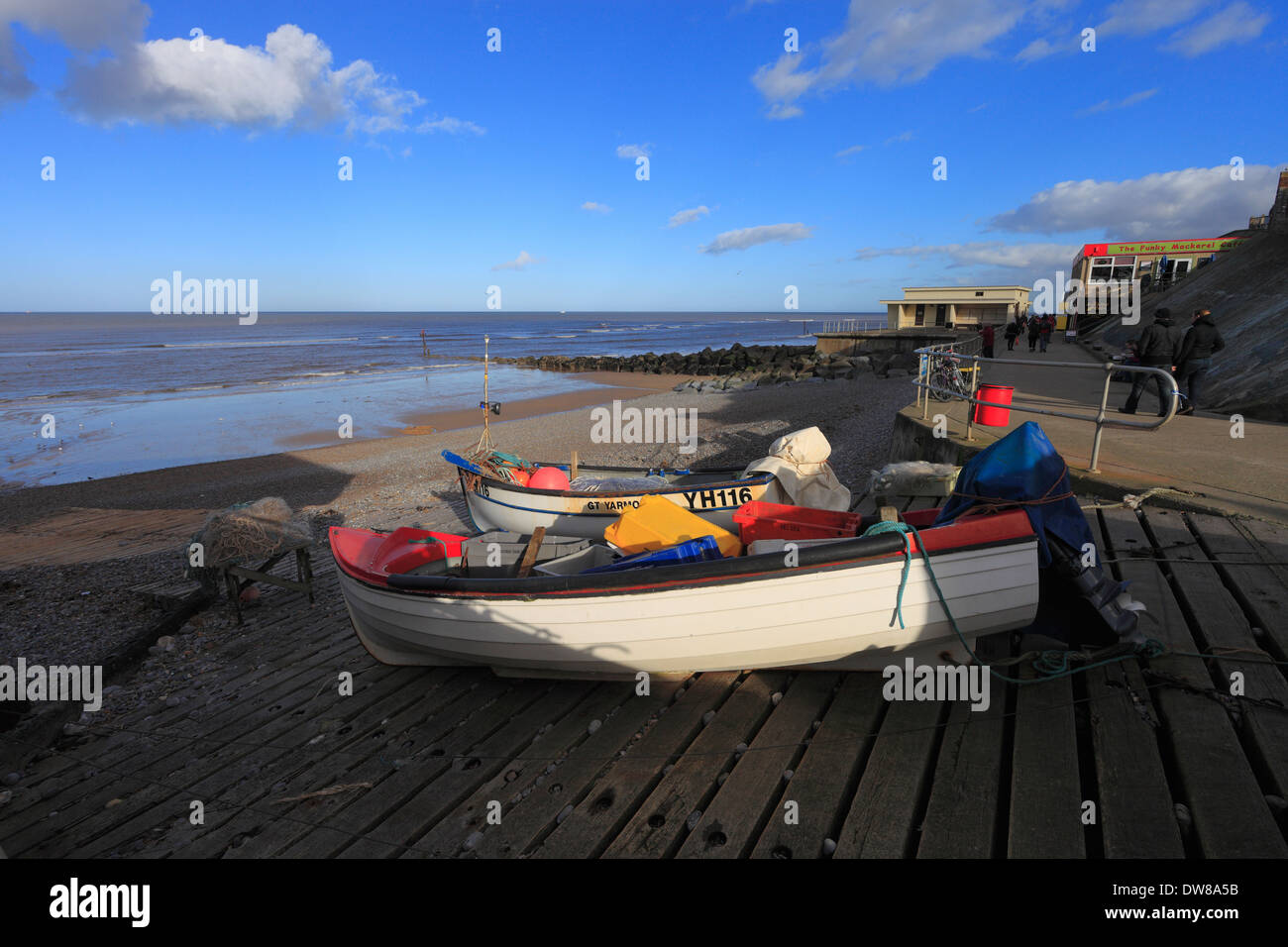 Bateaux sur la cale de halage à Sheringham front de mer sur la côte de Norfolk. Banque D'Images