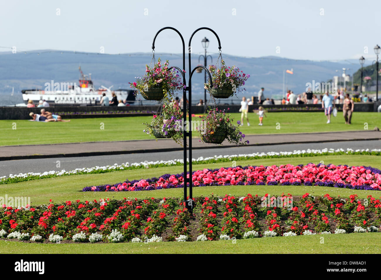 Paniers suspendus en été et exposition florale dans la ville balnéaire de Largs dans le nord de Ayrshire, Écosse, Royaume-Uni Banque D'Images