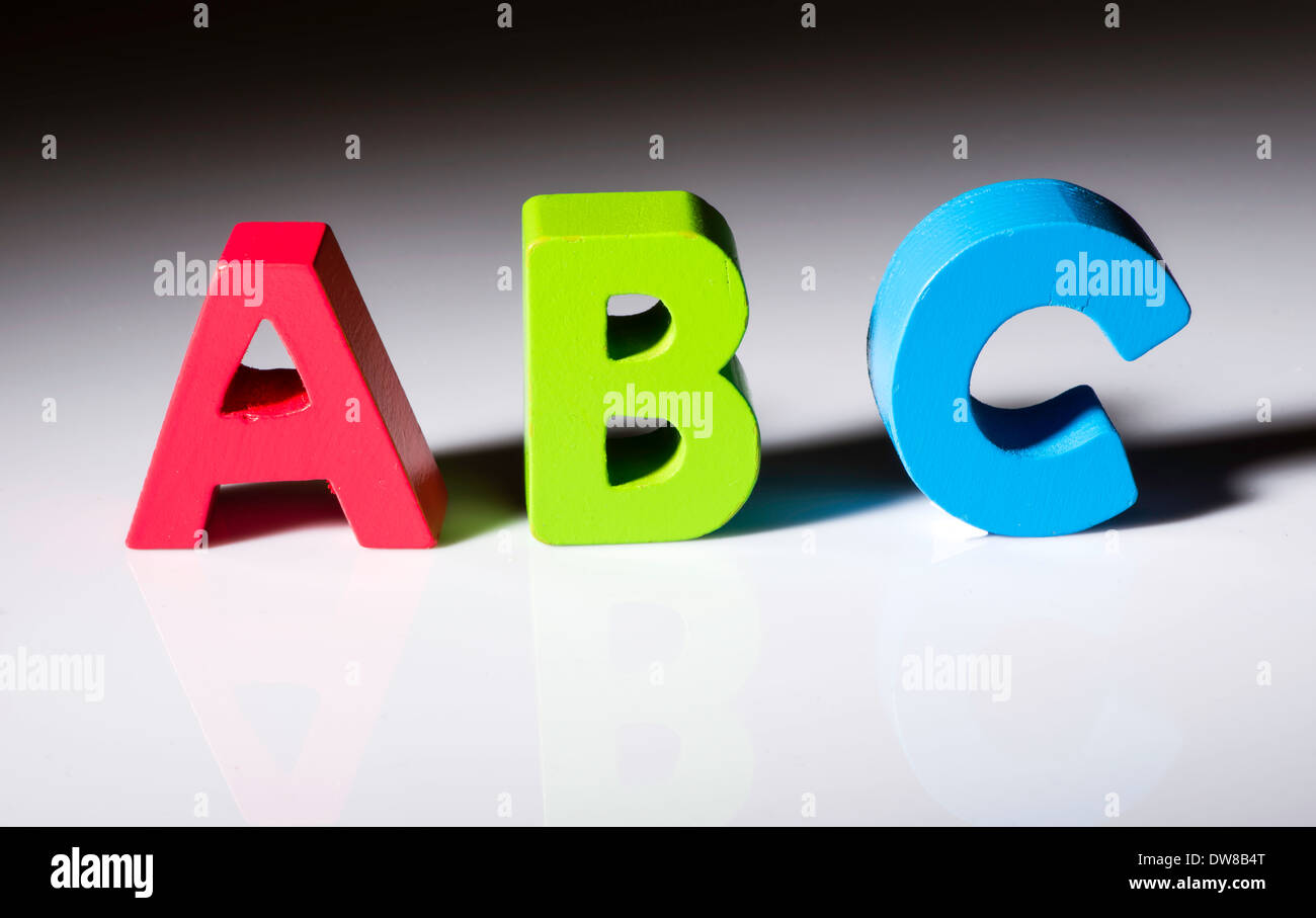 A B C lettres multicolores en bois. Banque D'Images