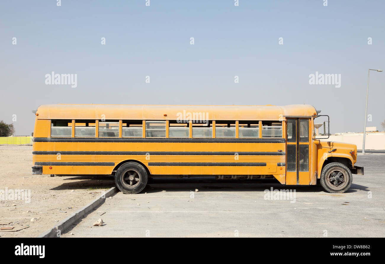 Les autobus scolaires jaunes dans un parking. Doha, au Qatar, au Moyen-Orient Banque D'Images