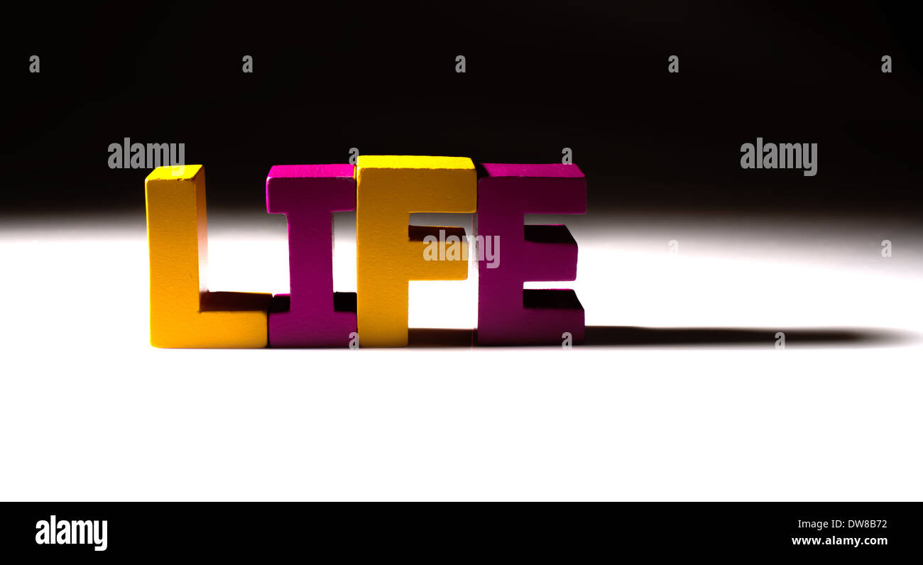 La vie texte multicolore faite de bois. Fond blanc Banque D'Images