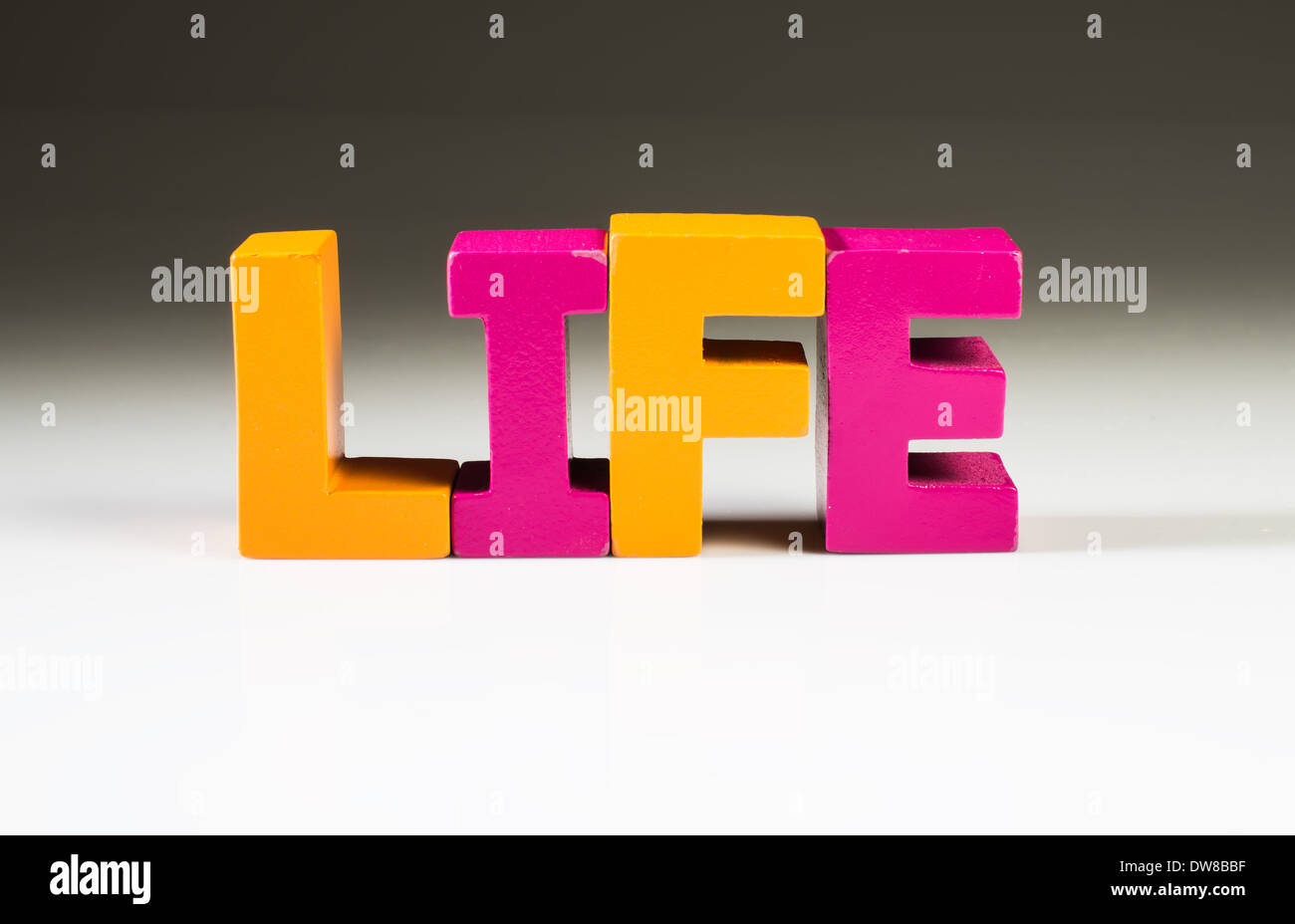 La vie texte multicolore faite de bois. Fond blanc Banque D'Images