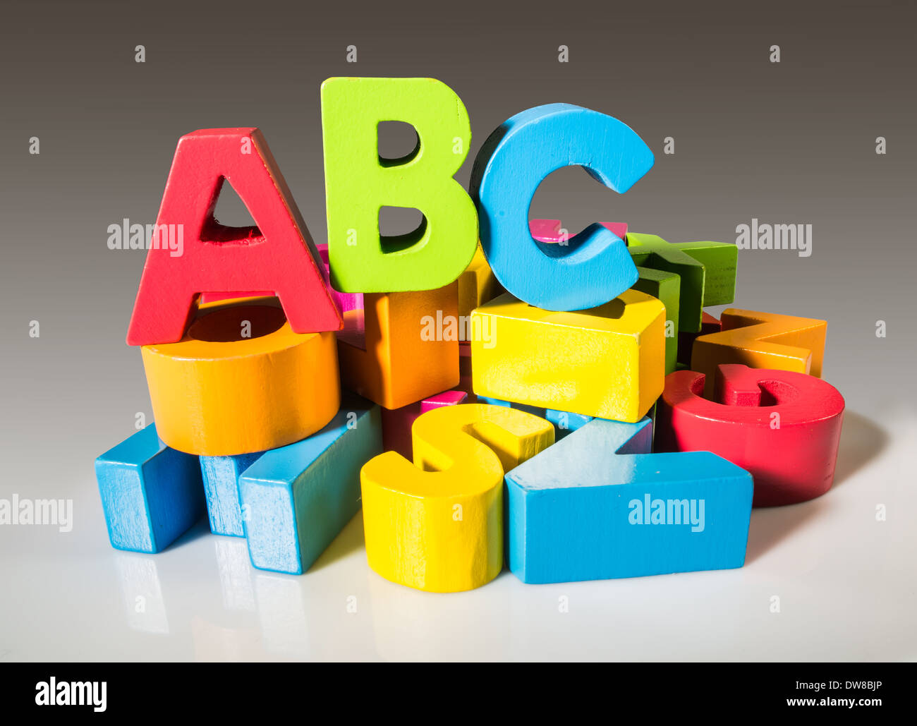 A B C lettres multicolores en bois. Banque D'Images