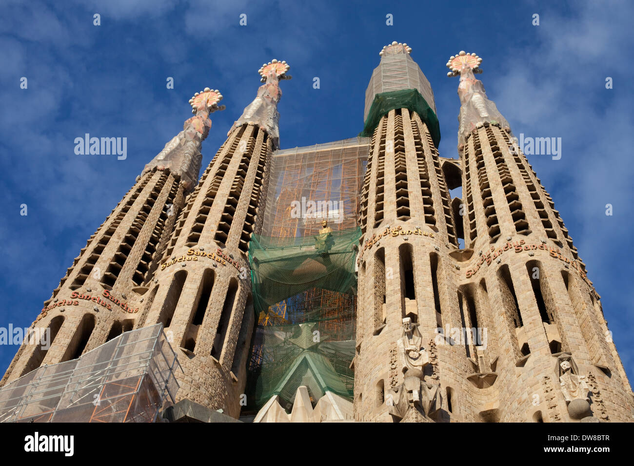 Les tours de l'ouest de la basilique de La Sagrada Familia à Barcelone. Banque D'Images