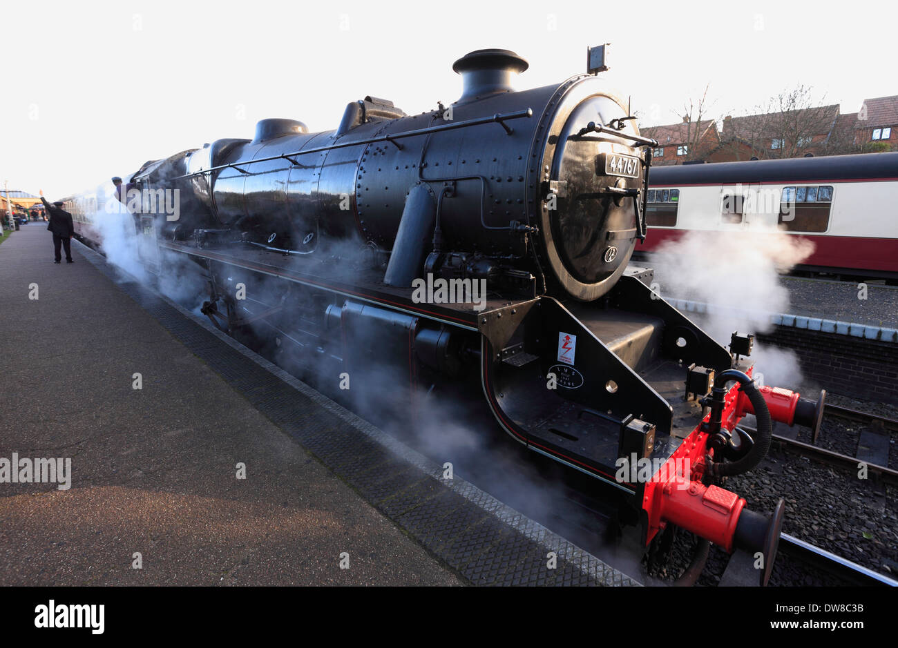 LMS 'Black 5' non 44767 George Stephenson sur le point de partir de Sheringham gare de North Norfolk. Banque D'Images