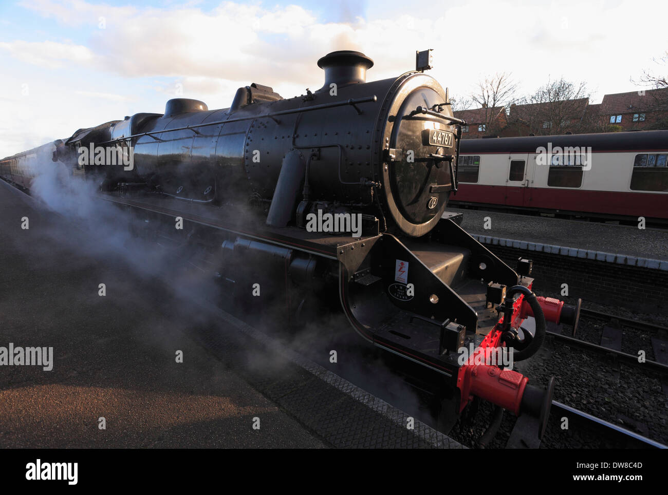 LMS 'Black 5' non 44767 George Stephenson sur le point de partir de Sheringham gare de North Norfolk. Banque D'Images