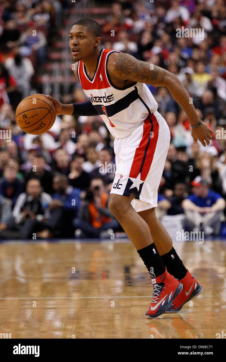 1 mars 2014 : Washington Wizards shooting guard Bradley Beal (3) en action au cours de la NBA match entre les Washington Wizards et les Philadelphia 76ers au Wells Fargo Center de Philadelphie, Pennsylvanie. Les assistants gagné 122-103. Christopher (Szagola/Cal Sport Media) Banque D'Images