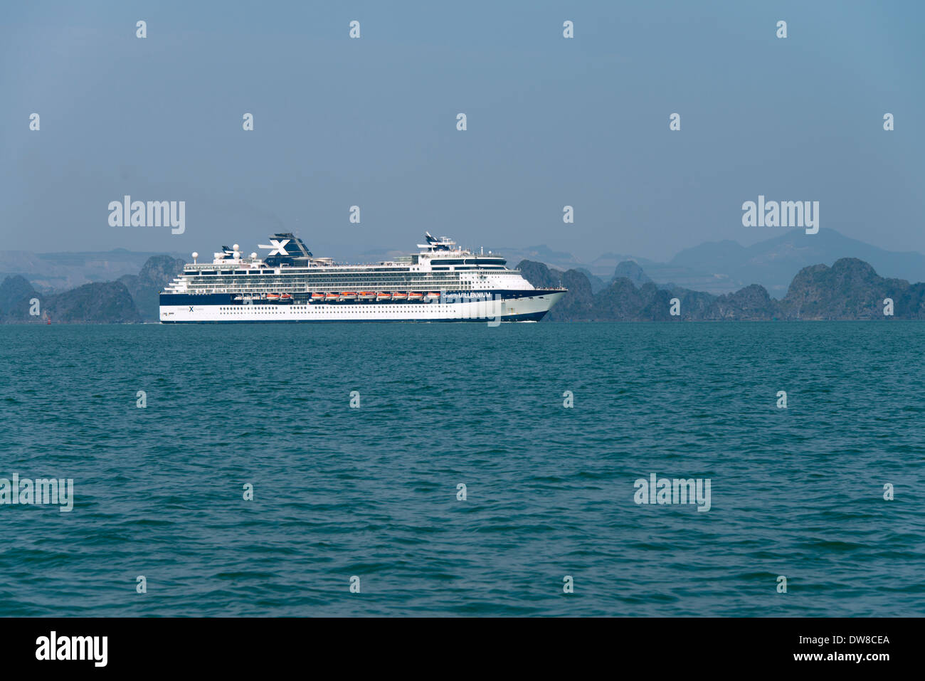Celebrity Millennium croisière dans la baie d'Ha Long à la suite de s'arrêter à Hanoi avec certaines des 3000 îlots de calcaire dans l'arrière-plan Banque D'Images