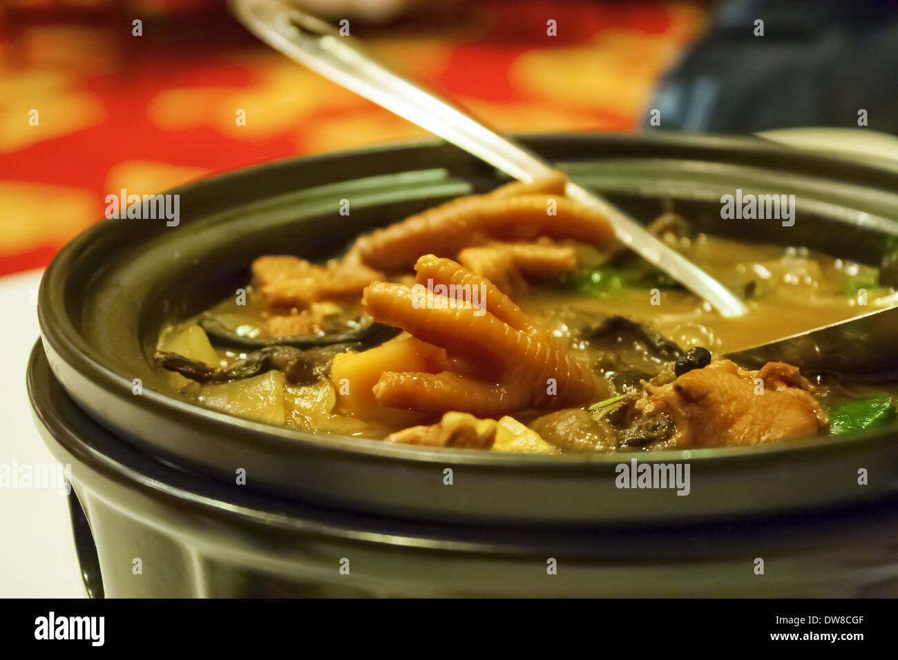Poulet braisé aux pieds de la sauce aux haricots noirs Banque D'Images