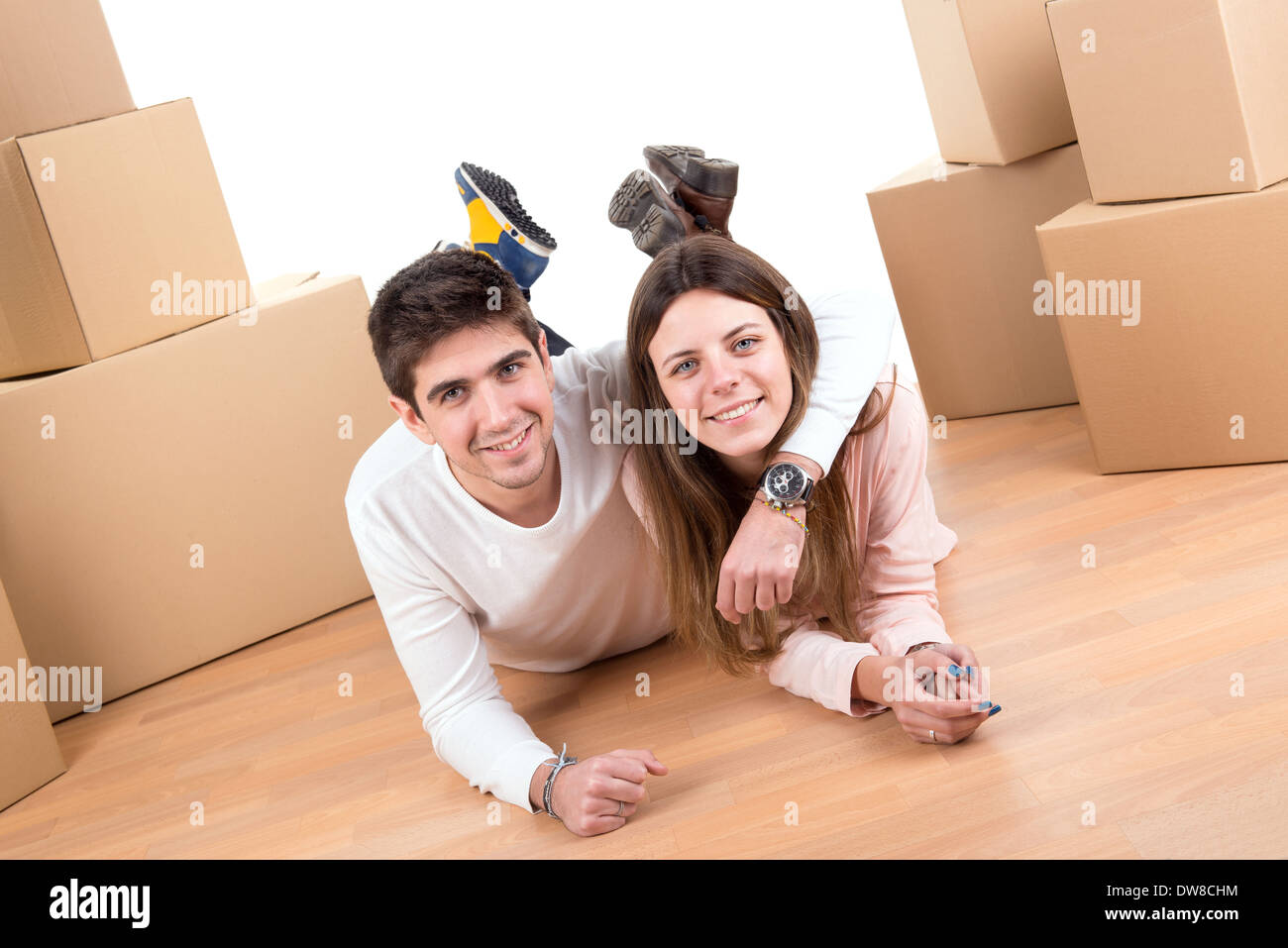 Couple heureux avec boxes moving into new home vacances Banque D'Images