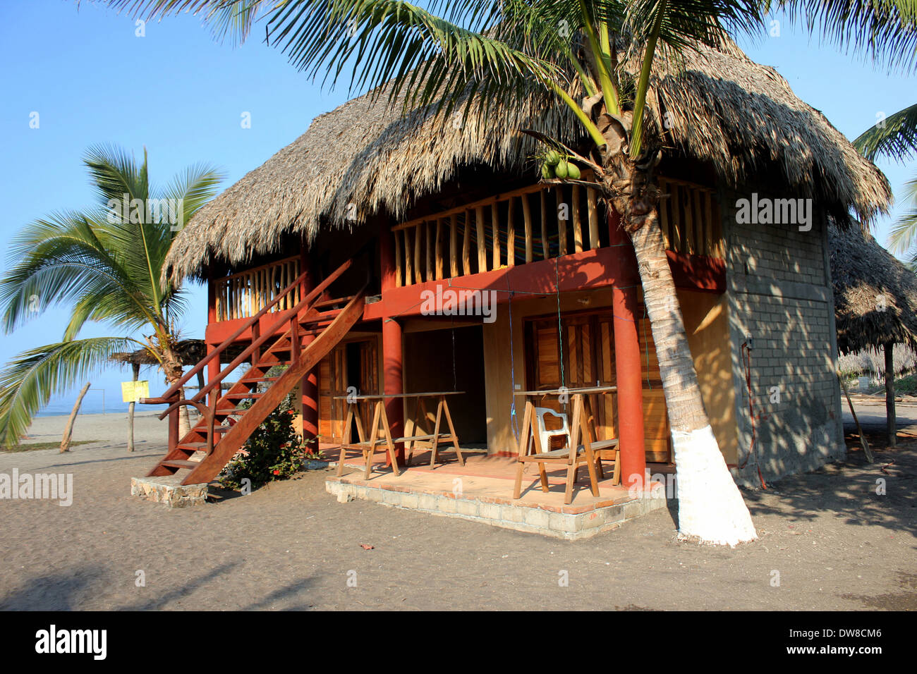 Maison au toit de palme sur plage de Ventanilla, près de Mazunte, S. Oaxaca, Mexique Banque D'Images