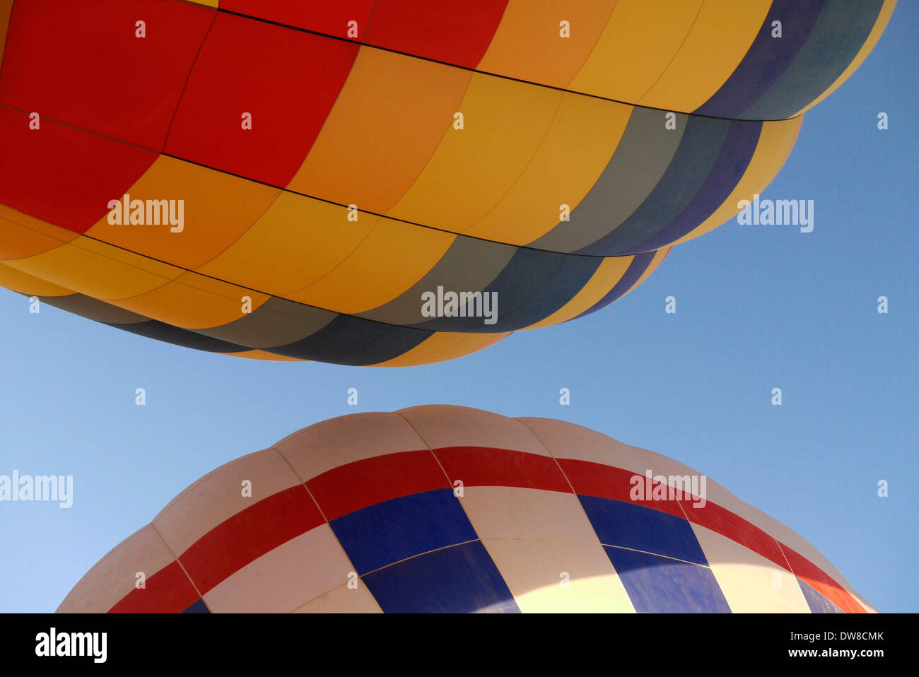 Deux ballons à air chaud, au moment de leur lancement à Albuquerque au Nouveau Mexique Banque D'Images