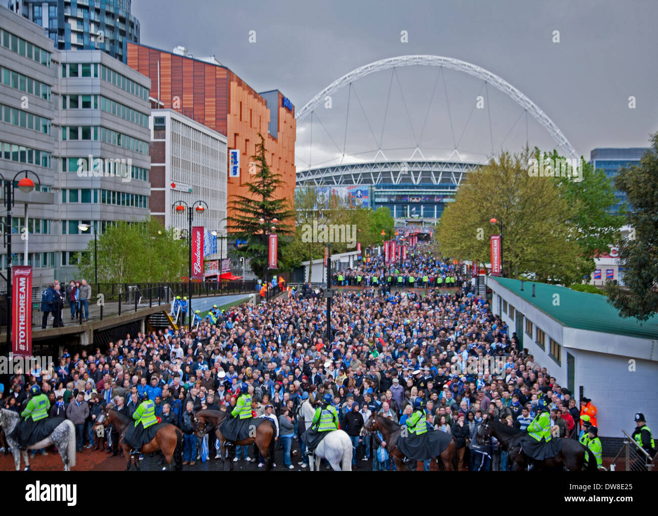 Vue sur le stade de Wembley lors de la finale de la FA Cup 2013 montrant les supporters de football et de la police sur l'Olympic Way Banque D'Images