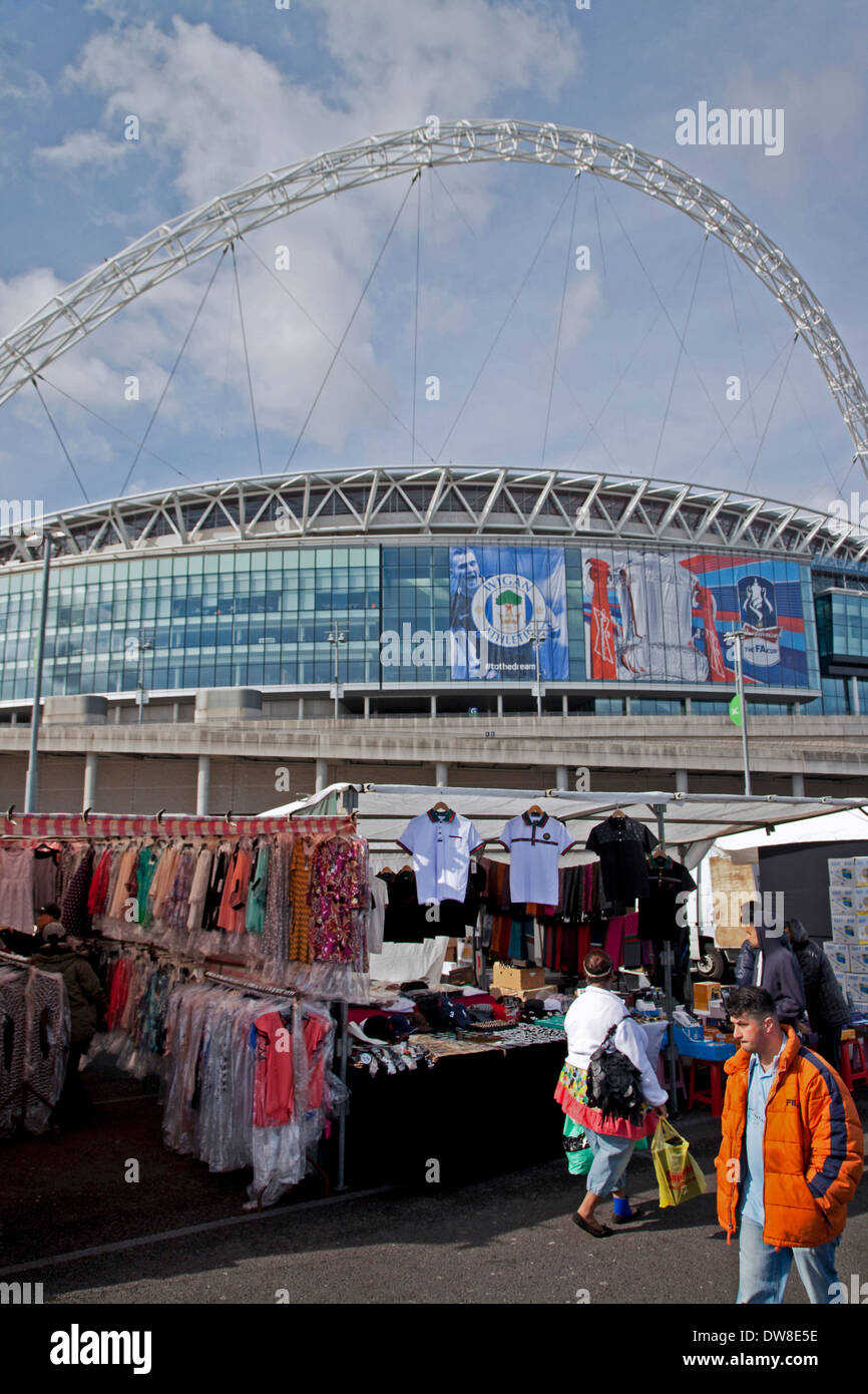 Marché le dimanche devant le stade de Wembley à Londres, Royaume-Uni Banque D'Images