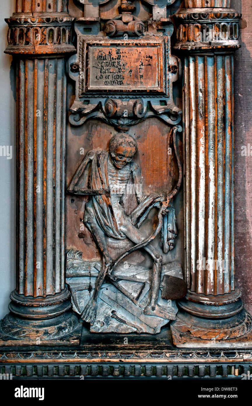 Un fragment d'épitaphe (squelette crâne ) 16 Siècle de l'église en bois de Soest Westphalie Allemagne Allemand Banque D'Images