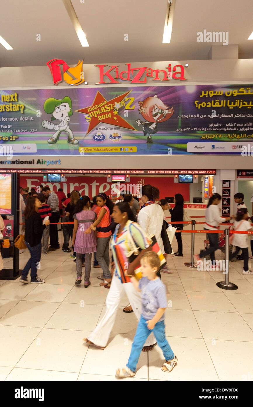 Les familles avec enfants en attente à l'entrée de Kidzania aire pour  enfants, le centre commercial de Dubaï, Dubaï, Émirats Arabes Unis Photo  Stock - Alamy