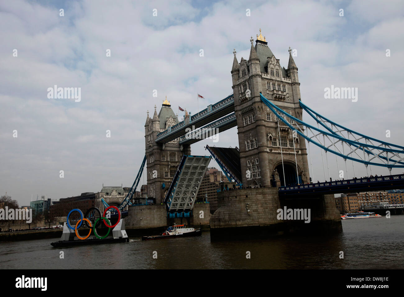 Anneaux olympiques géant, mesurant 11m de haut et 25m de large, et montée sur une barge, passer sous la London Tower Bridge sur la Tamise, le 28 février 2012, en tant qu'organisateurs célébrer les 150 jours avant le début de l'Jeux olympiques de Londres de 2012. (Photo de Tal Cohen) Banque D'Images