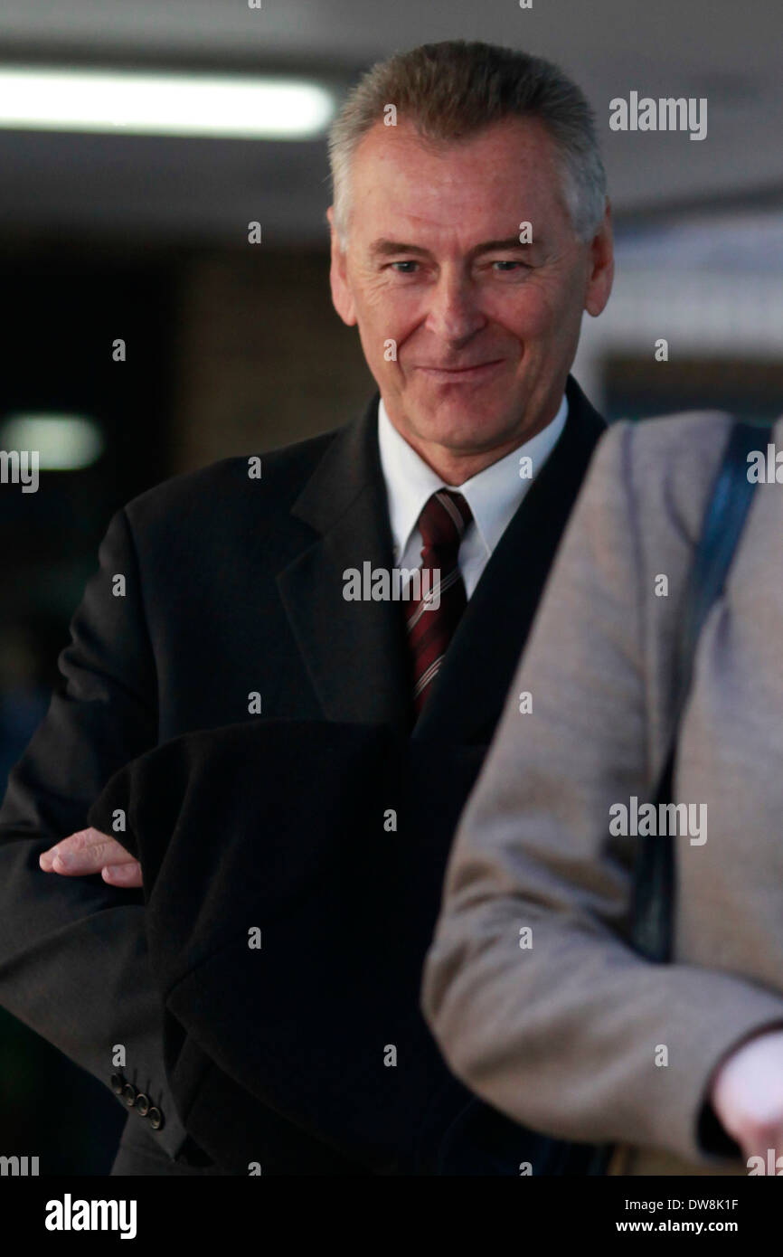 Bruce Hall, qui a été extradé d'Australie arrive à Southwark crown court Londres, 16 avril 2012. M. Hall en cour accusés de £700 millions de pots-de-vin s'affiche dans le dock à côté du travail milliardaire Victor Dahdaleh des donateurs. Banque D'Images