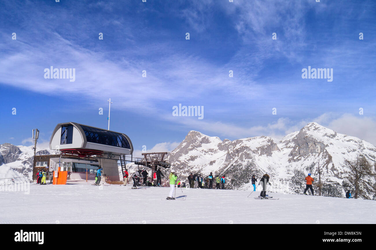 Les skieurs et les montagnes, télésiège, Werfenweng, Salzburg, Autriche, Europe Banque D'Images