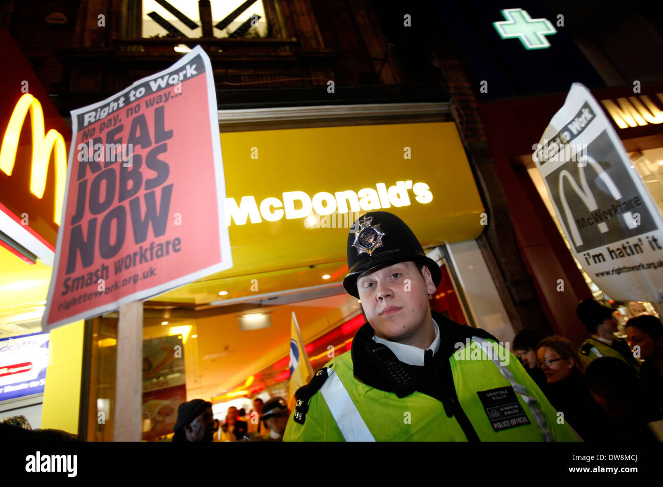 Droit au travail en attente d'une manifestation des militants au MCDONALD'S Oxford Street centre de Londres 29 février 2012 Protestation contre le gouvernement, l'expérience de travail pour les jeunes sans emplois. plus tôt dans la semaine les détaillants comme Waterstones Poundland Sainsbury's et Tesco ont exprimé des inquiétudes ou de se retirer du régime. Photo par Tal COHEN Banque D'Images