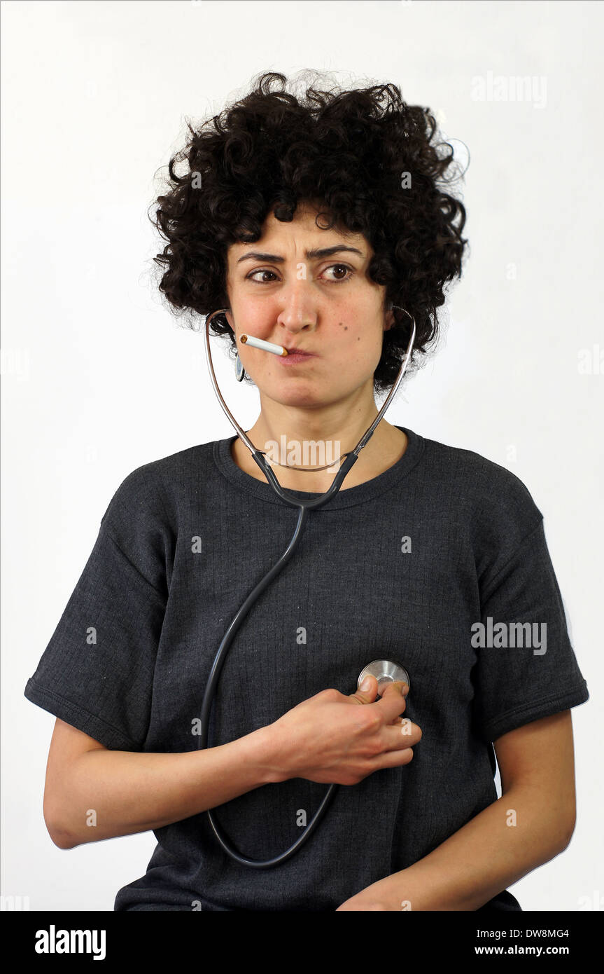 Femme fume et vérifie son coeur Banque D'Images