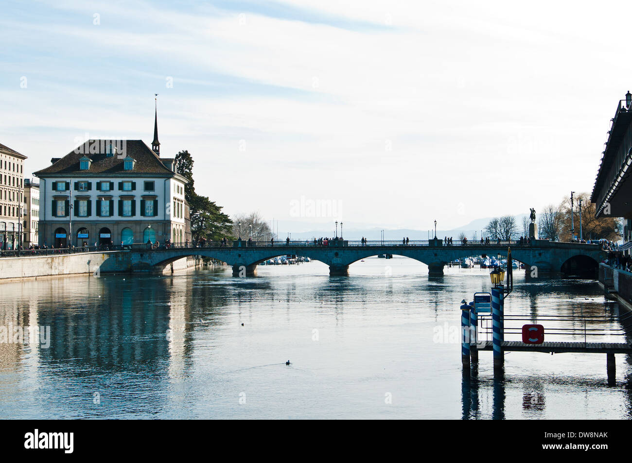 Vue d'un pont dans le lac de Zurich - Centre-ville de Zurich, Suisse Banque D'Images