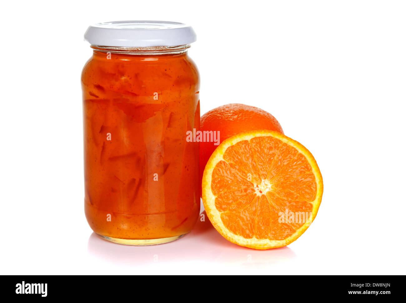 Pot de marmelade d'orange et orange isolé sur fond blanc Banque D'Images