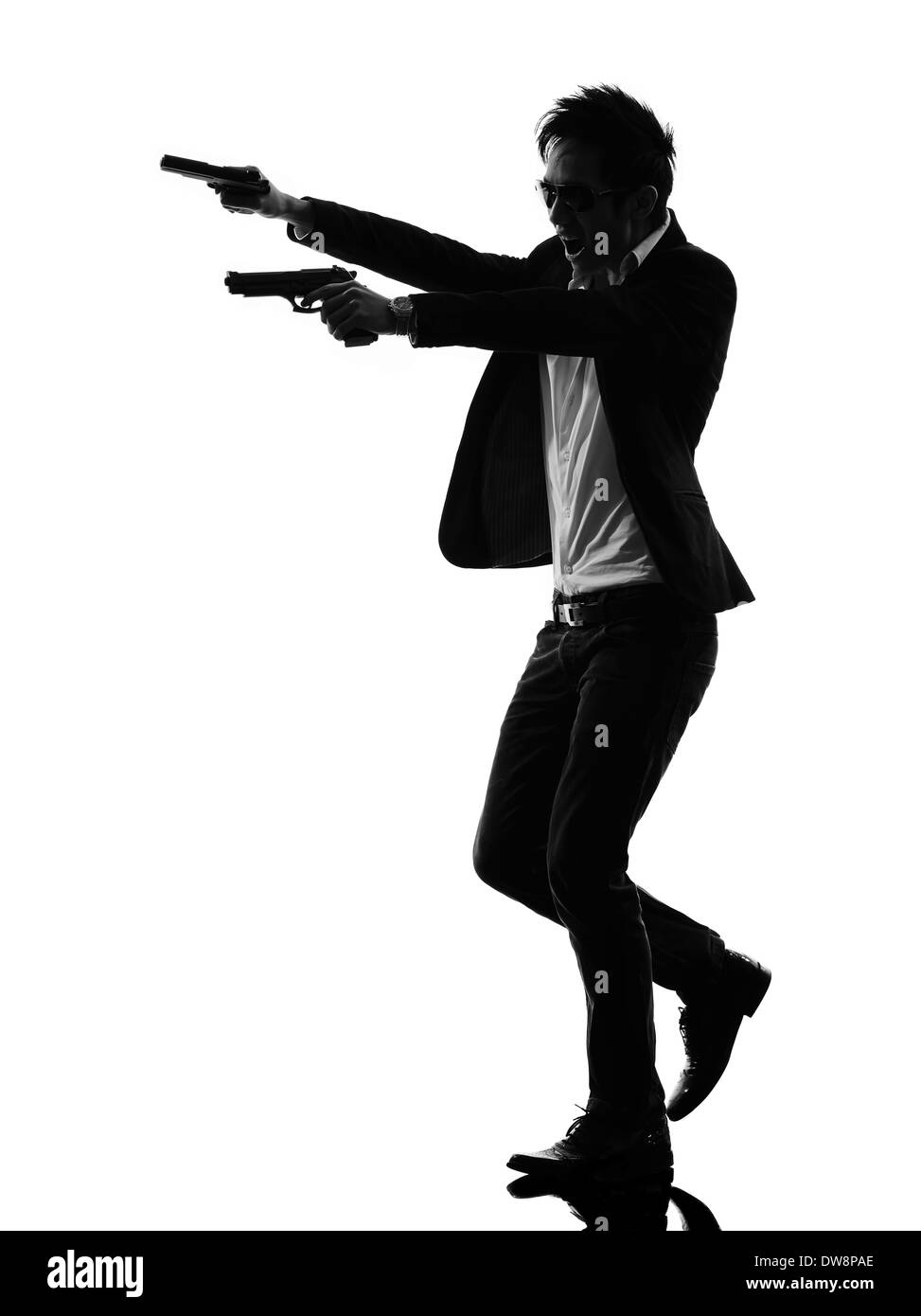 Un homme armé d'Asie en silhouette tueur isolé sur fond blanc Banque D'Images