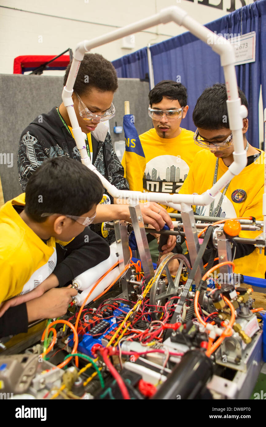 Les élèves du secondaire dans la compétition de robotique Banque D'Images