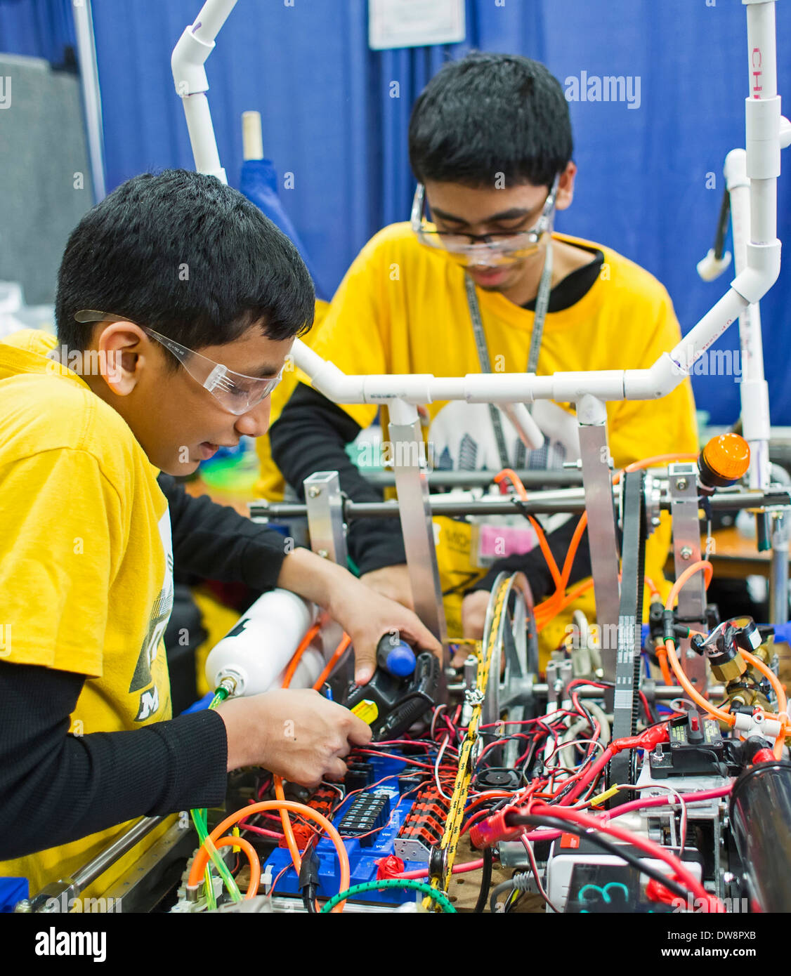 Les élèves du secondaire dans la compétition de robotique Banque D'Images