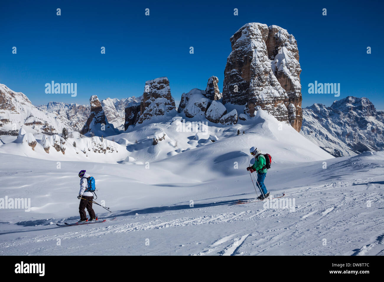 Ski alpin près de Cinque Torri à Cortina D'Ampezzo, Italie, Dolomites Banque D'Images