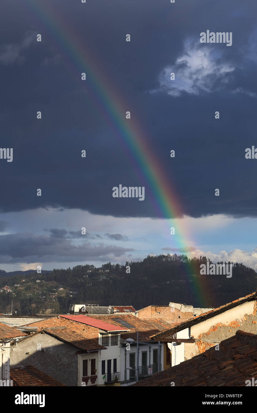 Arc-en-ciel sur les toits des maisons dans la Calle Larga en la ville de Cuenca, Équateur, province de Azuay Banque D'Images