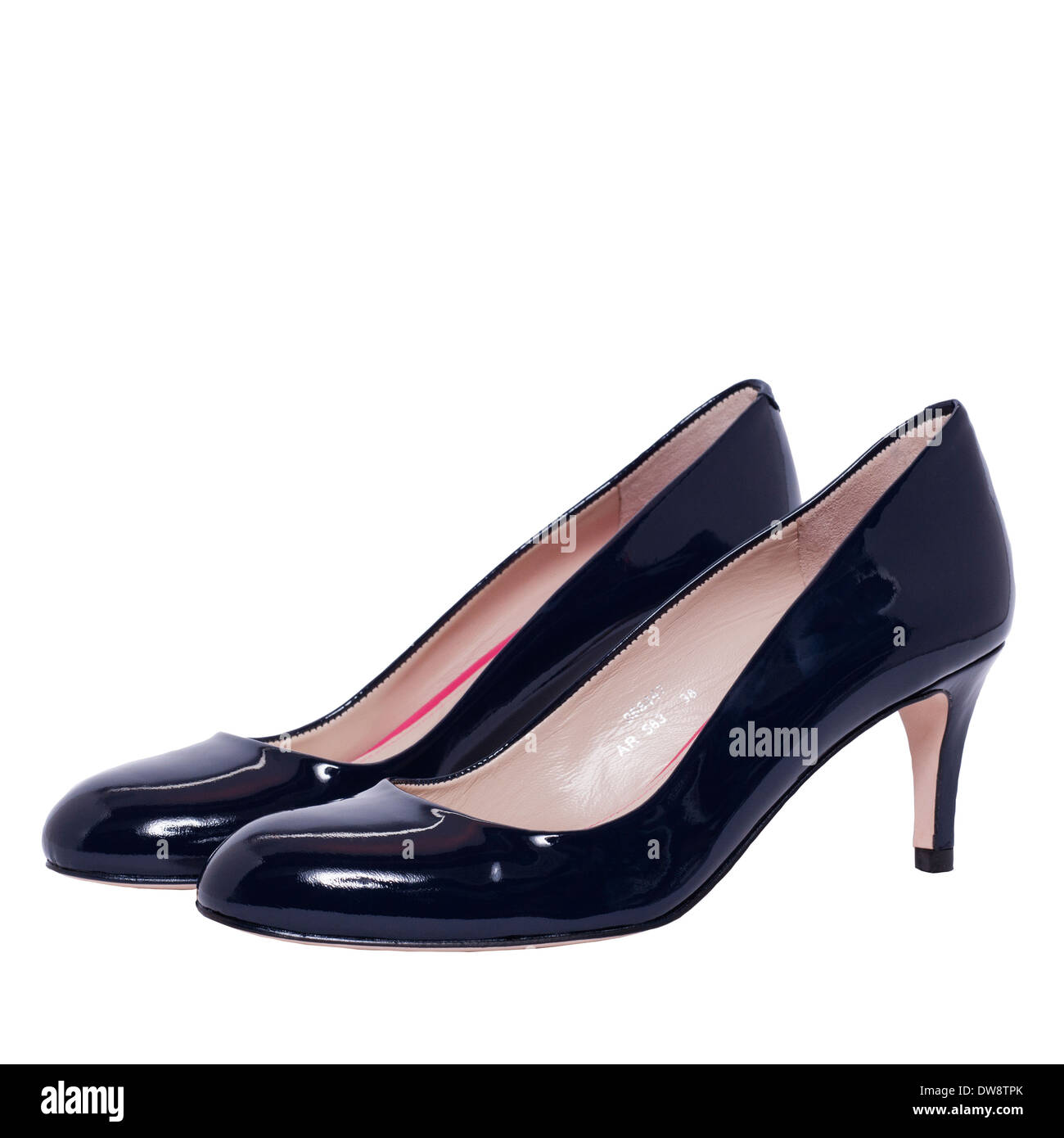 Une paire de chaussures femmes tribunal des brevets bleu sur fond blanc Banque D'Images